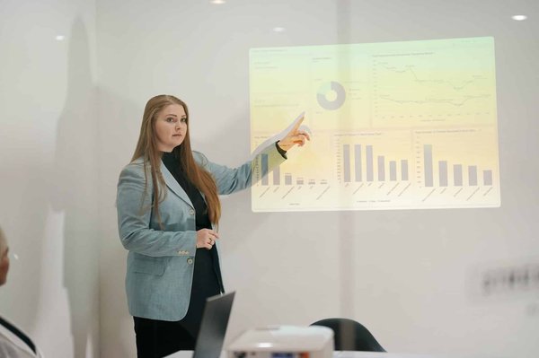 Quelles méthodes de formation en leadership peuvent être offertes par les entreprises de conseil en gestion pour les cadres de niveau intermédiaire ?