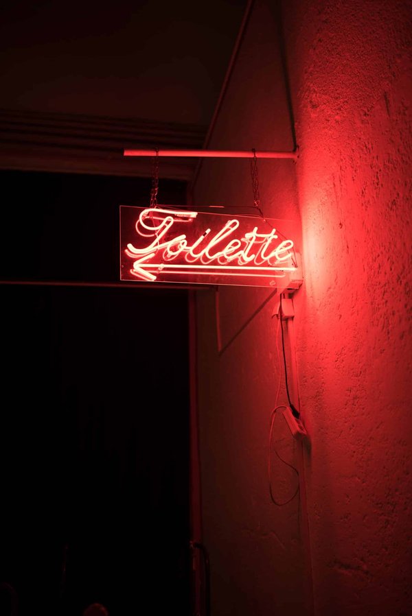 Comment déboucher des toilettes sans rien ?