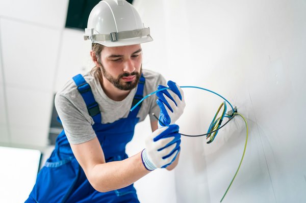 Trouvez un électricien : le guide complet pour identifier le professionnel idéal